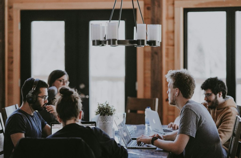 Team bespricht einen klaren digitalen Arbeitsablauf im Unternehmen